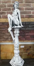 Скульптура "Девушка на подиуме"