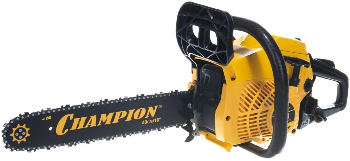 3. Champion 241-16 — мощный мотор в бюджетной бензопиле