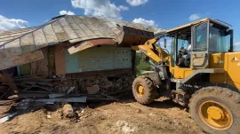 Демонтаж зданий, фундаментов погрузчиком