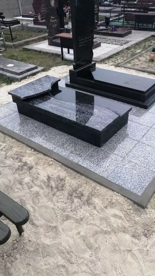 Тротуарная плитка на кладбище для могил