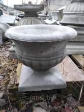 Цветочница бетонная "Малая" на подиуме.