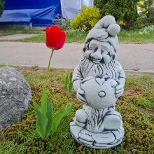 Скульптура "Гном с яблоком"