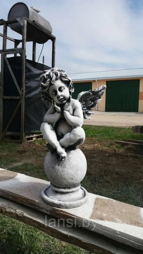 Скульптура "Ангел на шаре "