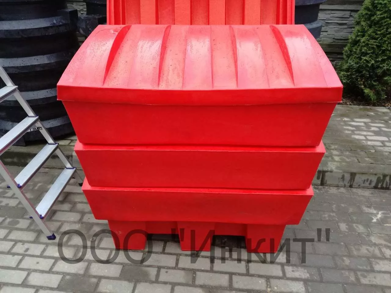 Пластиковый ящик для песка и соли 250 литров, красный