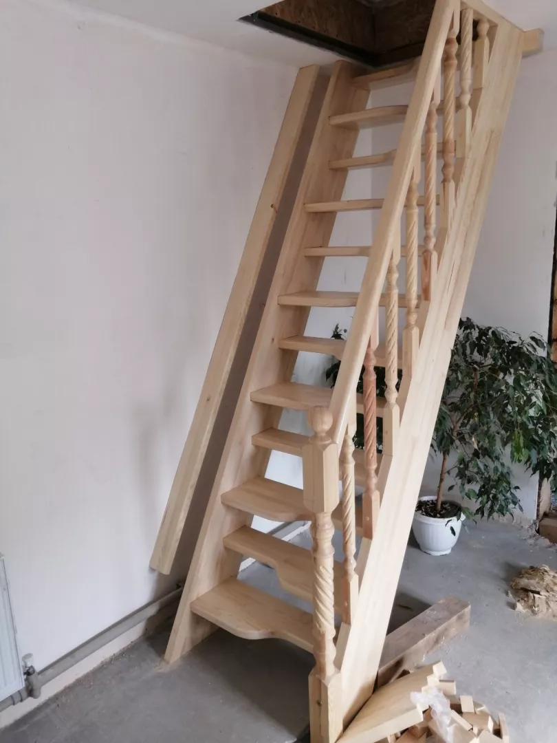Лестница деревянная.
