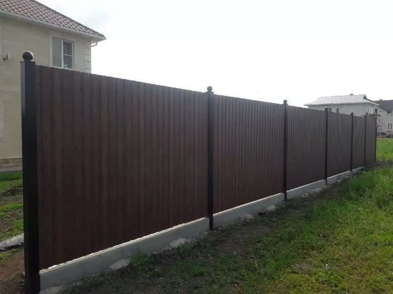Забор с тротуарным бортом