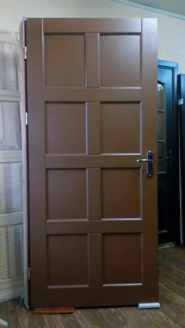 Двери входные деревянные утепленные.
