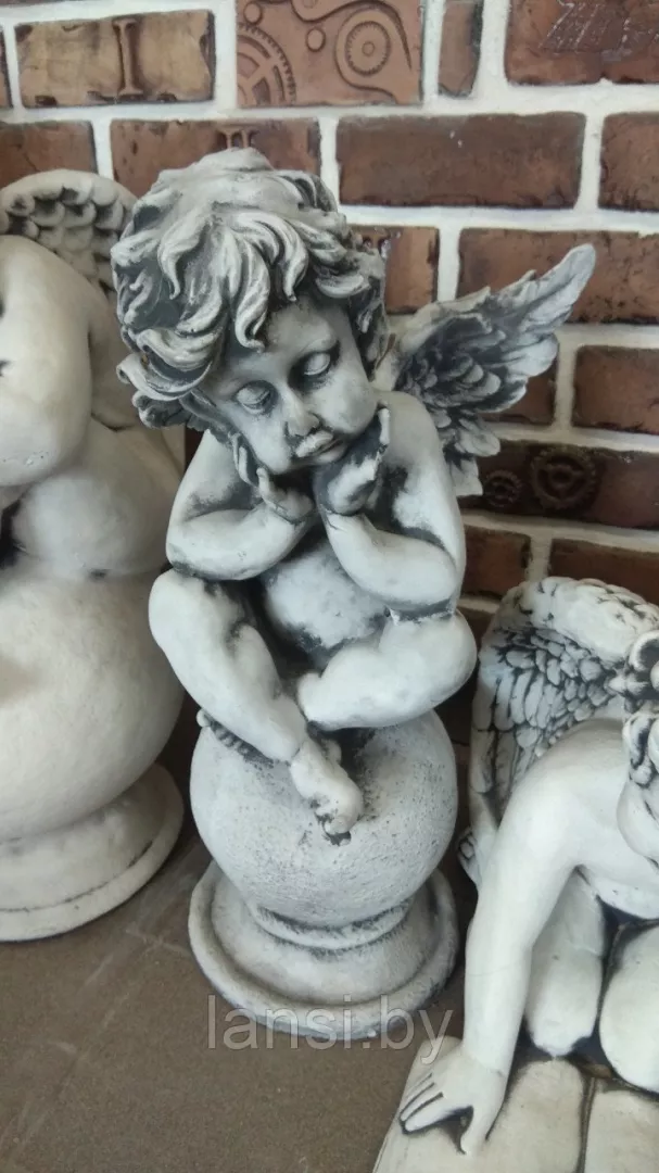 Скульптура "Ангел на шаре "