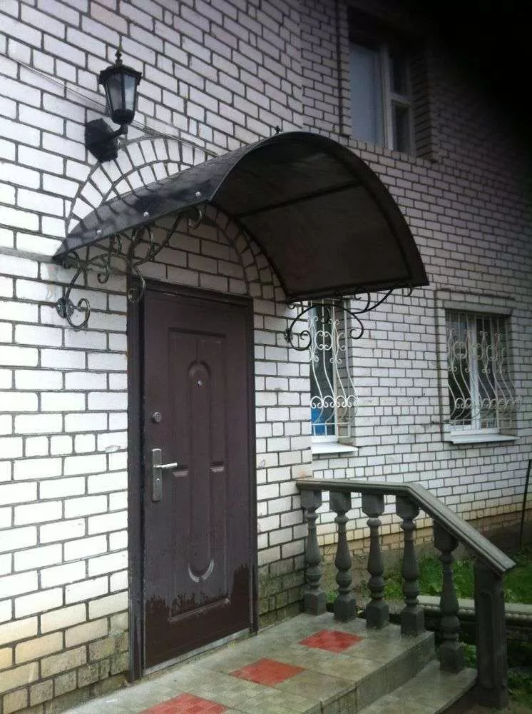Козырек над входной дверью (арка с ковкой)