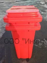 Контейнер для мусора на колесах на 120 л, красного цвета