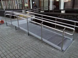 Пандус из нержавеющей стали, профильной трубы