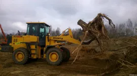 Корчевка пней, деревьев, кустов погрузчиком