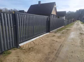 Забор с тротуарным бортом