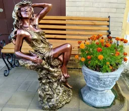 Скульптура Девушка на камне