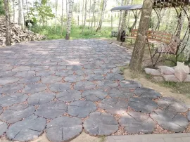 Площадка из бетонных плиток в виде пеньков